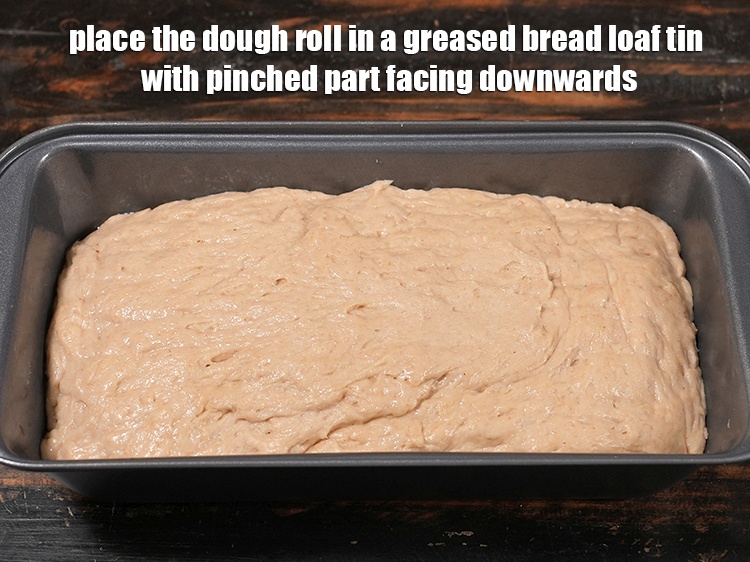 स्टेप 23 – रोल कीये हुए आटे को टिन में दबाए हुए भाग …