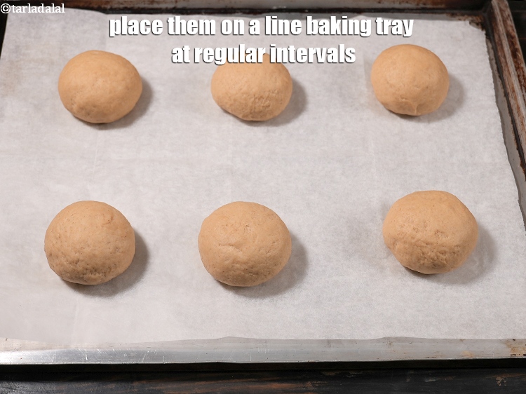 स्टेप 23 – इन्हें नियमित अंतराल पर बेकिंग ट्रे पर रखें।