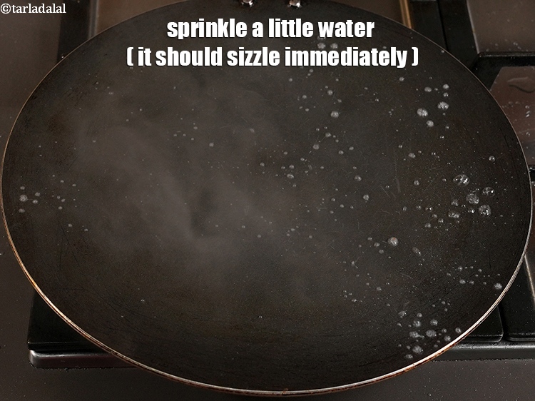 स्टेप 29 – थोड़ा सा पानी छिड़कें (यह तुरंत सिज़ल होना चाहिए)।