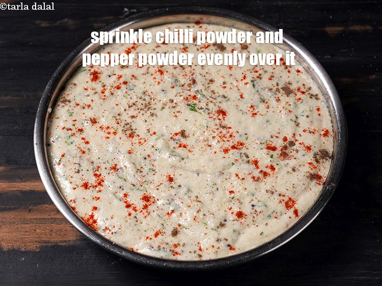 स्टेप 23 – इसके ऊपर थोड़ा सा <a href=""https://www.tarladalal.com/glossary-chilli-powder-red-chilli-powder-hindi-339i"">मिर्च पाउडर</a>&nbsp;और&nbsp;&nbsp;<a href=""https://www.tarladalal.com/glossary-freshly-ground-black-pepper-kalimirch-powder-kali-mirch-ka-powder-hindi-567i"">ताज़ी पिसी हुई …