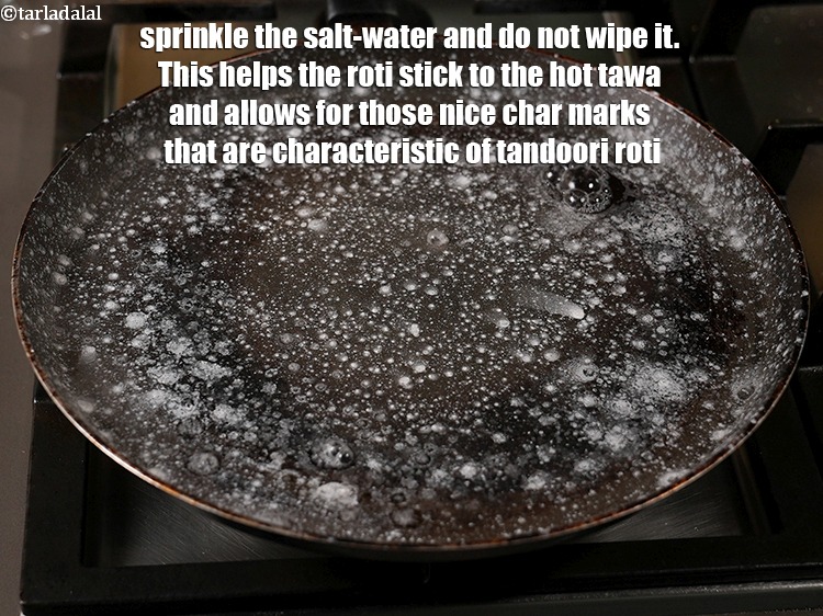 स्टेप 23 – नमक वाला पानी छिड़कें और उसे पोंछें नहीं। इससे रोटी …