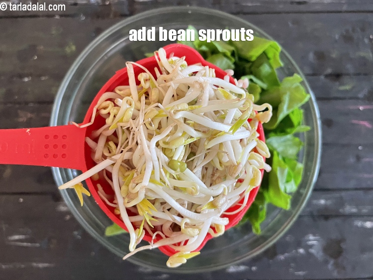 स्टेप 23 – १ कप&nbsp;<a href=""https://www.tarladalal.com/glossary-bean-sprouts-hindi-193i"">बीन स्प्राउट्स</a>&nbsp;डालें।