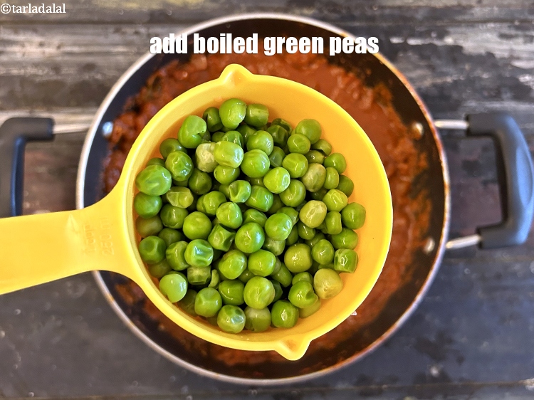 स्टेप 31 – ३/४ कप&nbsp;<a href=""https://www.tarladalal.com/glossary-boiled-green-peas-hindi-1078i"">उबले हरे मटर</a>&nbsp;डालें&nbsp;।