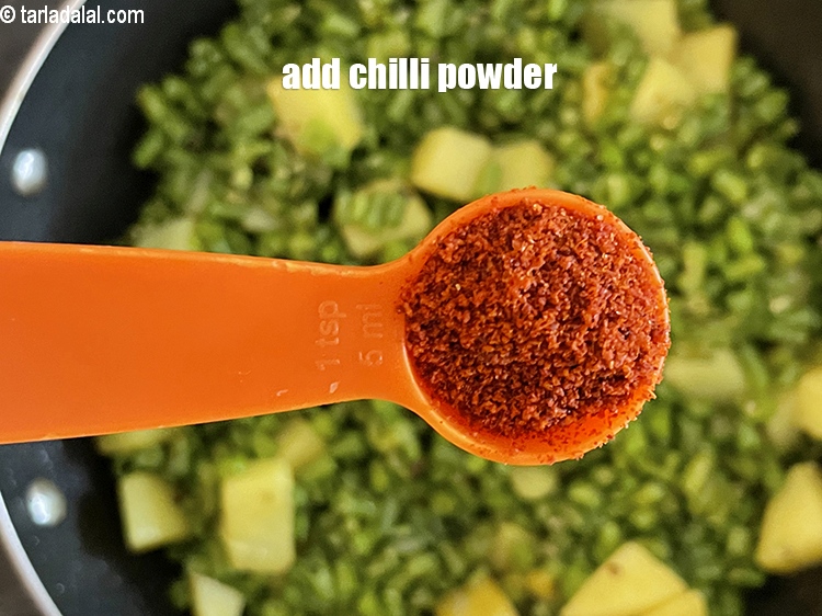 स्टेप 23 – टी-स्पून&nbsp;<a href=""https://www.tarladalal.com/glossary-chilli-powder-red-chilli-powder-hindi-339i"">मिर्च पाउडर</a>&nbsp;डालें।&nbsp;
