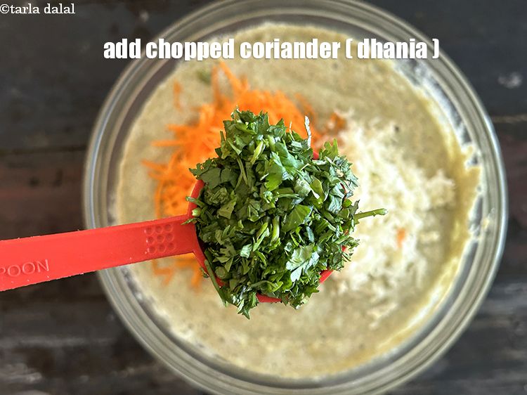 स्टेप 23 – २ टेबल-स्पून&nbsp;बारीक&nbsp;<a href=""https://www.tarladalal.com/glossary-chopped-coriander-hindi-783i"">कटा हुआ हरा धनिया</a>&nbsp;डालें।