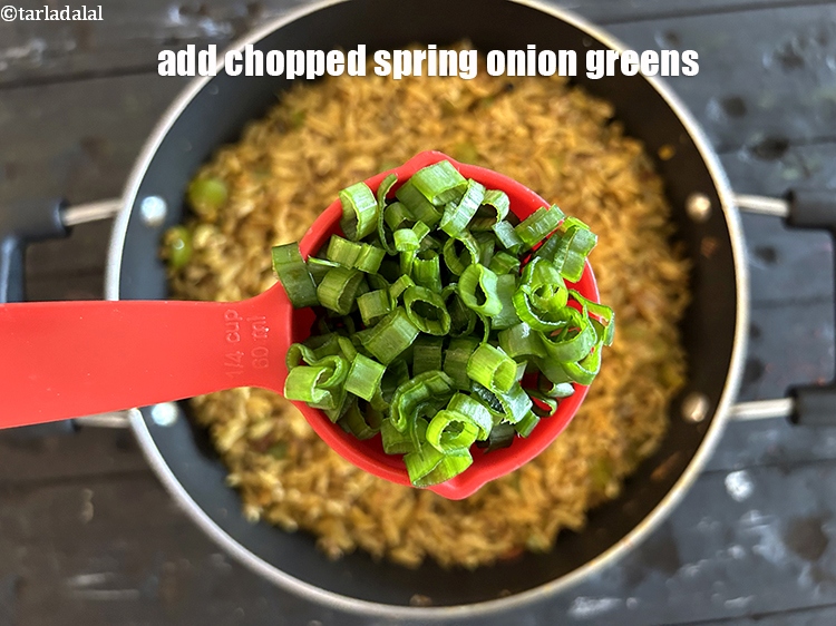 स्टेप 27 – १/४ कप&nbsp;बारीक&nbsp;<a href=""https://www.tarladalal.com/glossary-chopped-spring-onion-greens-hindi-1030i"">कटे हुए हरे प्याज के पत्ते</a>&nbsp;डालें।