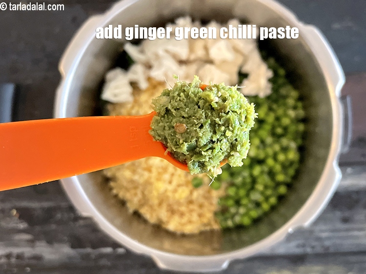 स्टेप 23 – १ टी-स्पून&nbsp;<a href=""https://www.tarladalal.com/glossary-ginger-green-chilli-paste-adrak-mirch-ki-paste-adrak-mirchi-paste-hindi-139i"">अदरक-हरी मिर्च की पेस्ट</a>&nbsp;<span style=""font-size:11.0pt""><span style=""background-color:white""><span style=""font-family:&quot;Nirmala UI&quot;,sans-serif""><span …