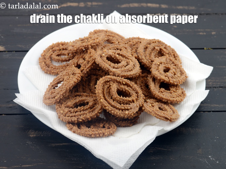 Step 23 – Drain the chakli on absorbent paper.