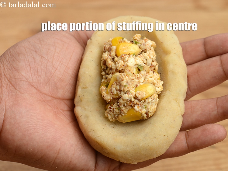 स्टेप 25 – बीच में भरावन&nbsp;का एक हिस्सा रखें।