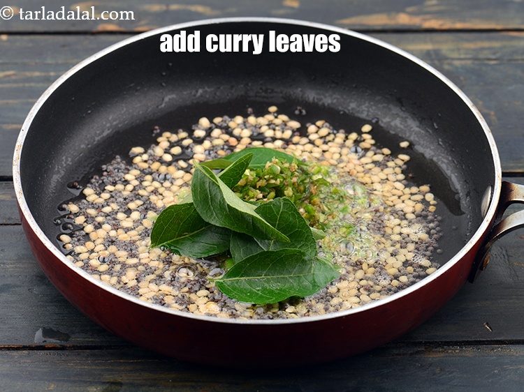 स्टेप 23 – ४ to ५ किलो&nbsp;<a href=""https://www.tarladalal.com/glossary-curry-leaves-kadi-patta-kadipatta-hindi-388i"">कड़ी पत्ते</a>&nbsp;डालें।