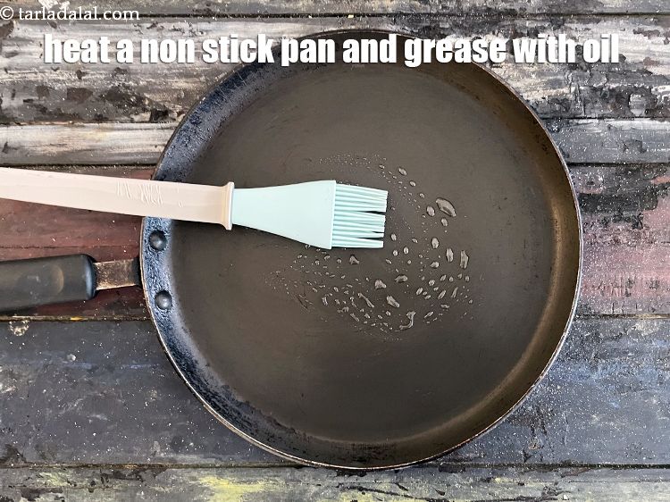स्टेप 16 – एक नॉन-स्टिक तवा गरम करें और उस पर तेल या …