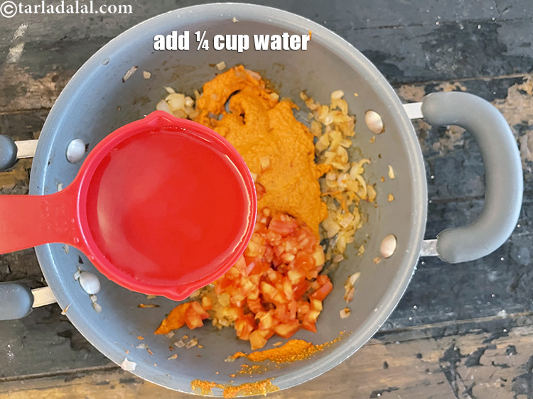 स्टेप 23 – १/४ कप पानी डालें।
