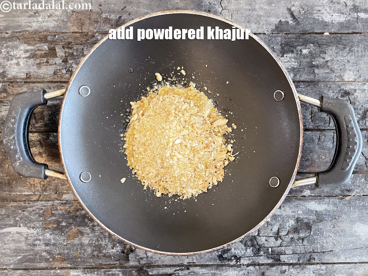स्टेप 26 – पिसा हुआ खजूर डालें।