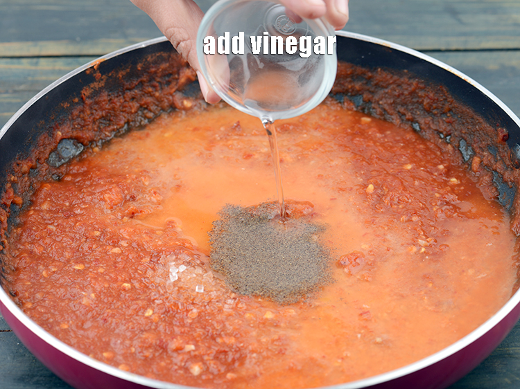 स्टेप 22 – १ टी-स्पून&nbsp;<a href=""https://www.tarladalal.com/glossary-vinegar-sirka-cooking-vinegar-hindi-341i"">सिरका</a>&nbsp;डालें&nbsp;&nbsp;। सिरके की अम्लीय प्रकृति चटनी में तीखा, …