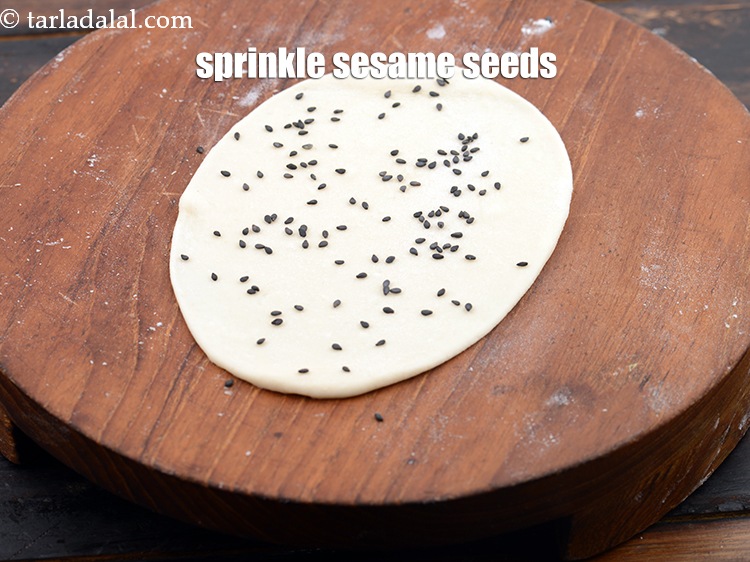 स्टेप 23 – इसके ऊपर समान रूप से&nbsp;1/2 चम्मच&nbsp;<a href=""https://www.tarladalal.com/glossary-black-sesame-seeds-kala-til-kale-til-hindi-862i"">काला तिल</a>&nbsp;छिड़कें।