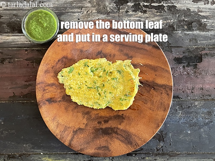 स्टेप 26 – नीचे के पत्ते को निकाल कर सर्विंग प्लेट में रखें।