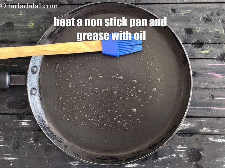 स्टेप 23 – एक नॉन-स्टिक तवा गरम करें और तेल से चुपड़ लें।