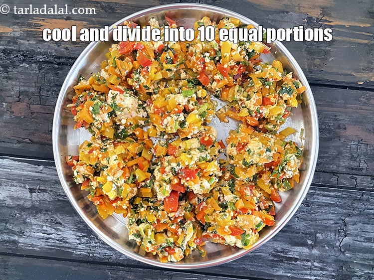 स्टेप 25 – थोड़ा ठंडा होने दें और मिश्रण को 10 बराबर भागों …