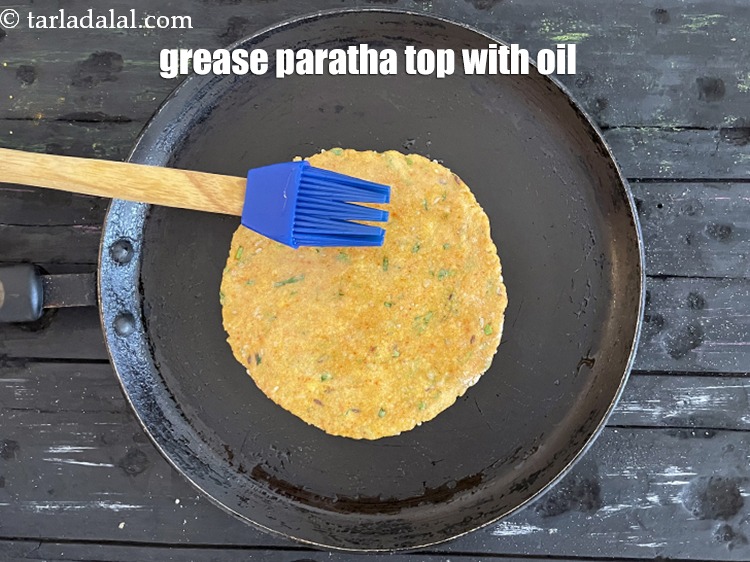 Step 24 – <meta charset="UTF-8" /> Grease the top of the paratha with oil.&nbsp;&nbsp;