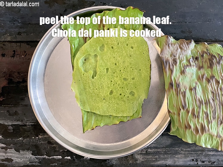 स्टेप 28 – केले के पत्ते को ऊपर से हटा दें। आपकी छोले …