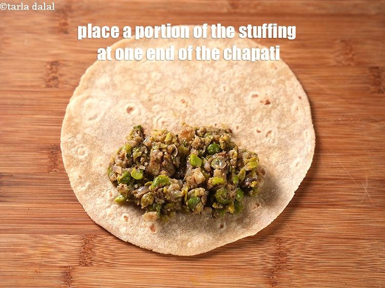 स्टेप 25 – चपाती के एक सिरे पर मसालेदार आलू और हरे मटर …