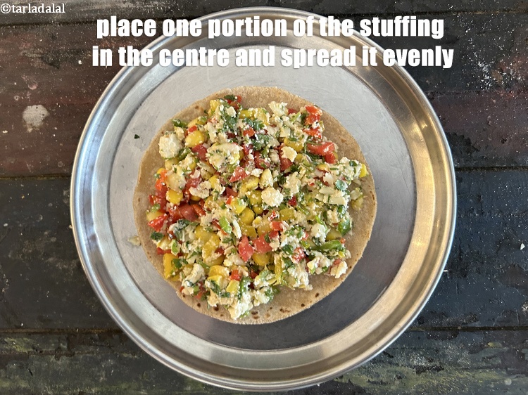 स्टेप 24 – स्टफिंग के एक हिस्से को बीच में रखें और इसे …