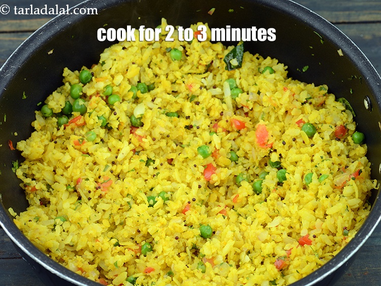 स्टेप 23 – मध्यम आंच पर २ से ३ मिनट तक पकाएं।