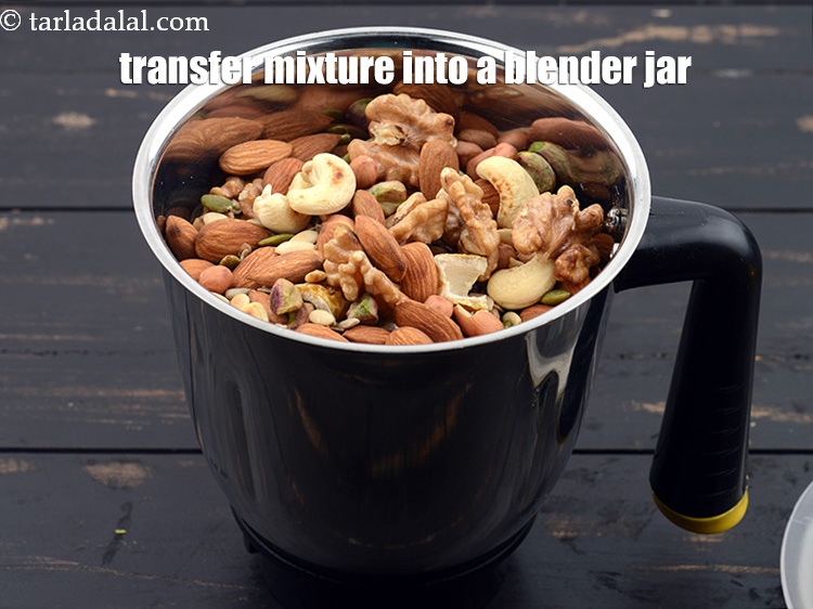 स्टेप 23 – मिश्रण को ब्लेंडर जार में डालें।