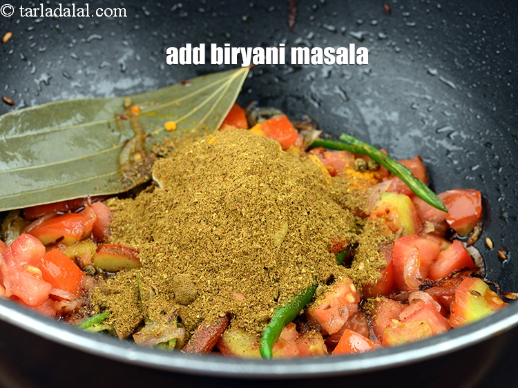 स्टेप 23 – १ टेबल-स्पून&nbsp;<a href=""https://www.tarladalal.com/biryani-masala-hindi-42034r"">बिरयानी मसाला</a>&nbsp;डालें।&nbsp; &nbsp;