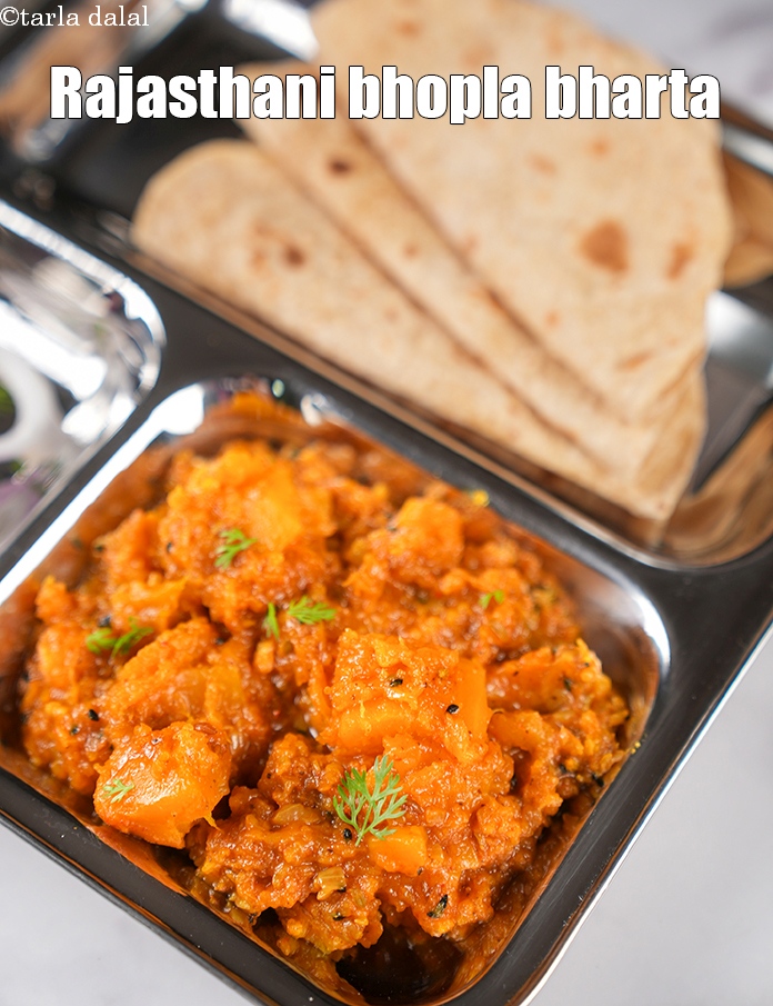 Step 23 – Serve <strong>kaddu ka bharta | bhopla bharta | red pumpkin mashed sabzi |&nbsp;</strong>hot, garnished with …