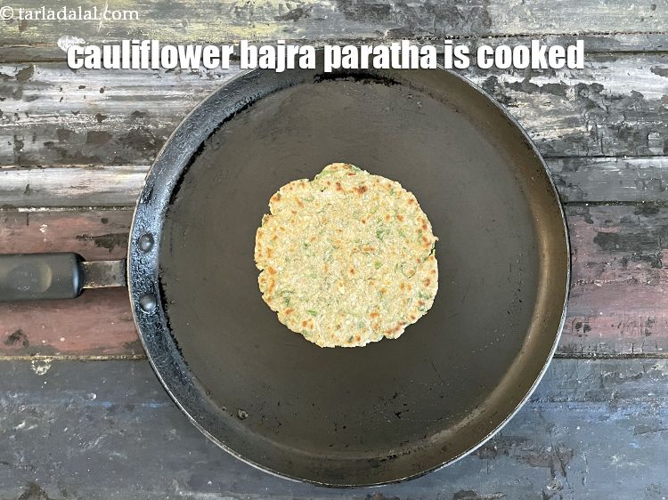 स्टेप 25 – पूरा होने तक <strong>फूलगोभी और बाजरे की रोटी रेसिपी&nbsp;|&nbsp;बाजरा गोभी …