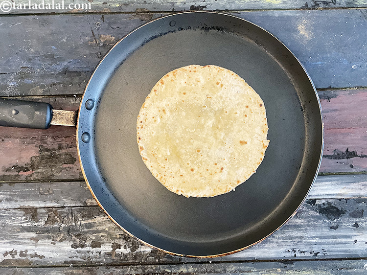 स्टेप 24 – फिर से चिकना करें और 15 सेकंड तक पकाएं।&nbsp;पलटें और …