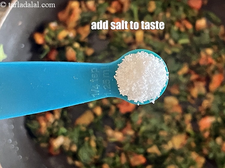 स्टेप 29 – स्वादानुसार नमक डालें।&nbsp;हमने 1/4 टी-स्पून नमक डाला है।