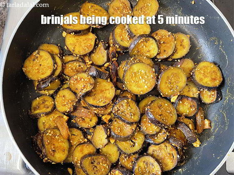 स्टेप 22 – बैंगन को 5 मिनट तक पकाया जाता है।&nbsp;