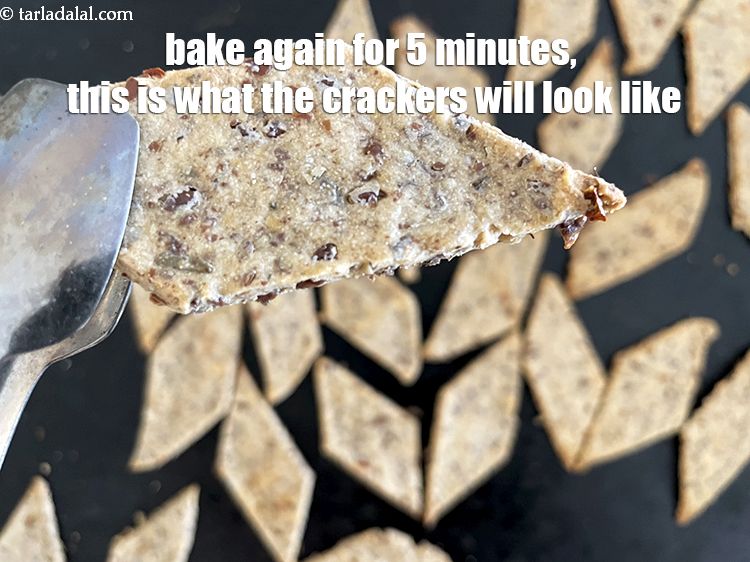स्टेप 23 – आखिरी 5 मिनट के लिए बेक करें।&nbsp;क्रैकर&nbsp;ऐसे दिखते हैं।