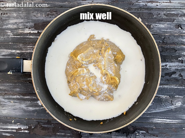 स्टेप 23 – ३/४ कप&nbsp;<a href=""https://www.tarladalal.com/glossary-milk-doodh-full-cream-milk-hindi-514i"">दूध</a>&nbsp;/ लो फॅट&nbsp;<a href=""https://www.tarladalal.com/glossary-low-fat-milk-low-cal-milk-skim-milk-toned-milk-hindi-516i"">लो फॅट दूध</a>&nbsp;, 99.7% वसा …