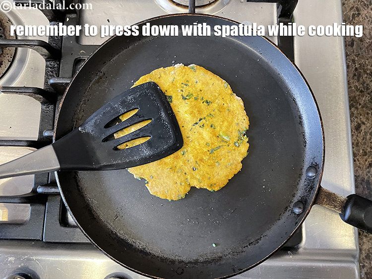 स्टेप 27 – याद रखें कि पकाते समय स्पैचुला से दबाते रहें।