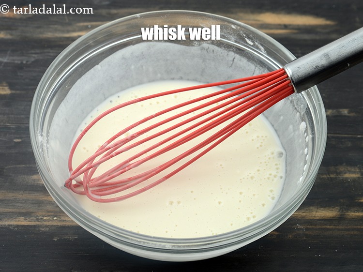 स्टेप 23 – गांठ रहित और चिकना घोल बनाने के लिए इसे फेंटें।