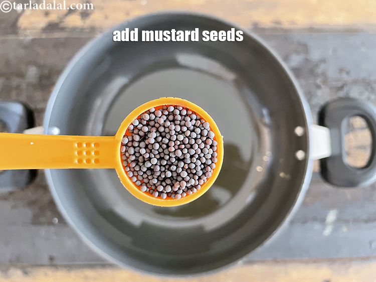 स्टेप 35 – १ टी-स्पून <a href=""https://www.tarladalal.com/glossary-mustard-seeds-sarson-rai-sarson-ke-beej-hindi-525i"">सरसों</a> डालें।