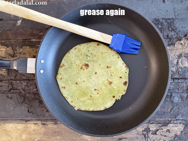 स्टेप 46 – आखिरी बार तेल लगाकर ग्रीस कर लें और पलट कर …