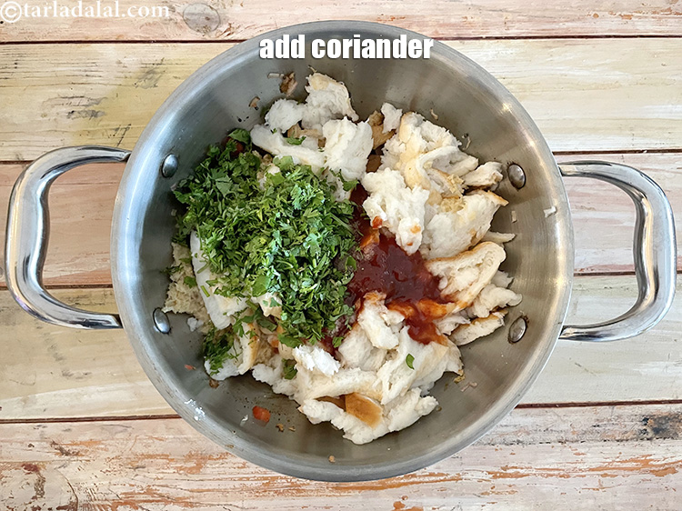 स्टेप 24 – २ टेबल-स्पून बारीक <a href=""https://www.tarladalal.com/glossary-chopped-coriander-hindi-783i"">कटा हुआ हरा धनिया</a> डालें।