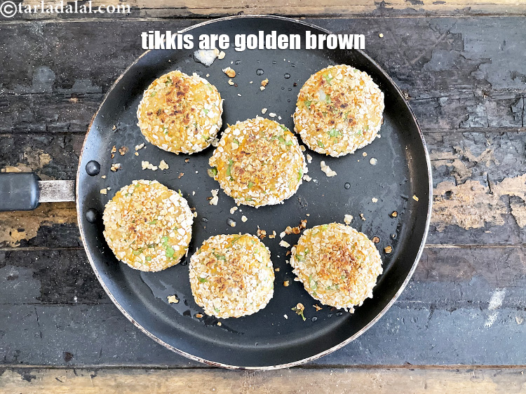 स्टेप 35 – इन्हें पलट कर पका लीजिये. देखिये ओट्स की तिलकी का …