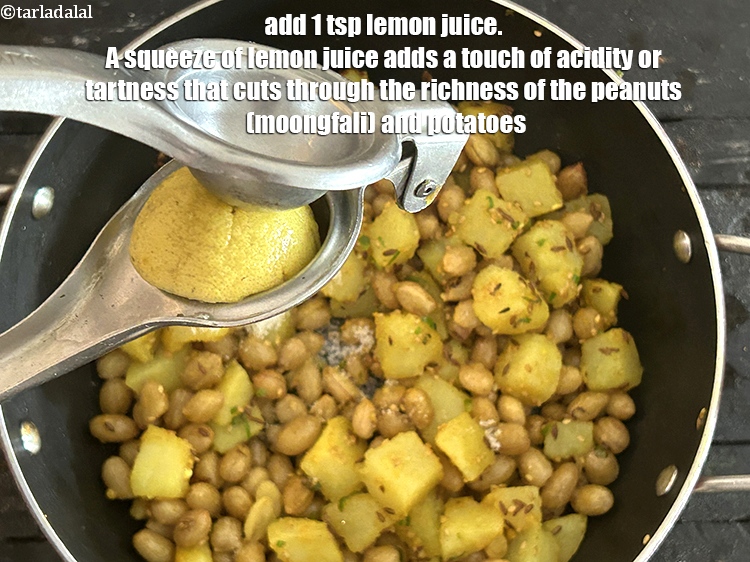 स्टेप 24 – १ टी-स्पून&nbsp;<a href=""https://www.tarladalal.com/glossary-lemon-juice-numbi-ka-ras-nimbu-ka-juice-hindi-471i"">नींबू का रस</a>&nbsp;डालें। नींबू का रस निचोड़ने से …