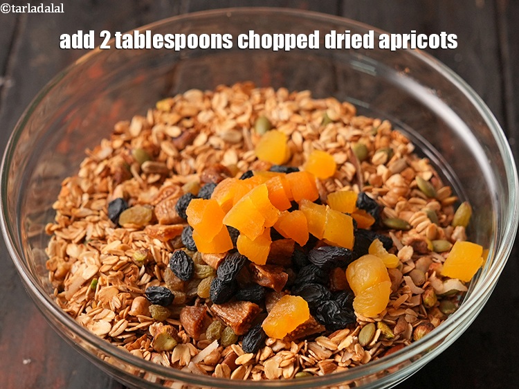 स्टेप 26 – २ टेबल-स्पून&nbsp;<a href=""https://www.tarladalal.com/glossary-dried-apricots-dried-khumani-dried-khubani-hindi-105i"">कटे हुए सूखे खूबानी</a>&nbsp;डालें।