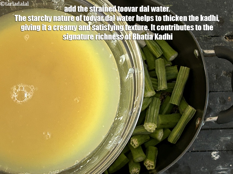 स्टेप 24 – छाने हुए तुवर दाल का पानी डालें। तुवर दाल के …