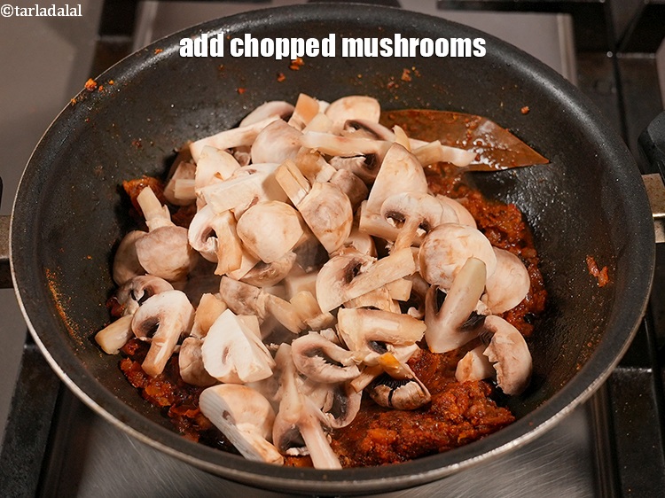 स्टेप 24 – २ कप&nbsp;<a href=""https://www.tarladalal.com/glossary-chopped-mushrooms-hindi-789i"">कटे हुए मशरूम</a>&nbsp;डालें ।