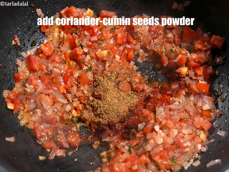 स्टेप 24 – १ टी-स्पून&nbsp;<a href=""https://www.tarladalal.com/glossary-coriander-cumin-seeds-powder-dhania-jeera-powder-hindi-375i"">धनिया-जीरा पाउडर</a>&nbsp;डालें।