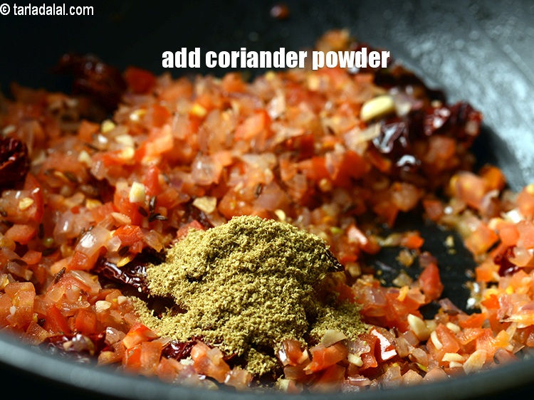 स्टेप 25 – १/२ टी-स्पून&nbsp;<a href=""https://www.tarladalal.com/glossary-coriander-powder-dhania-powder-hindi-370i"">धनिया पाउडर</a>&nbsp;डालें&nbsp;।