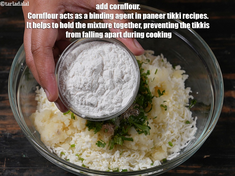 स्टेप 24 – 2 बड़े चम्मच कॉर्नफ्लोर डालें। कॉर्नफ्लोर पनीर टिक्की रेसिपी में …