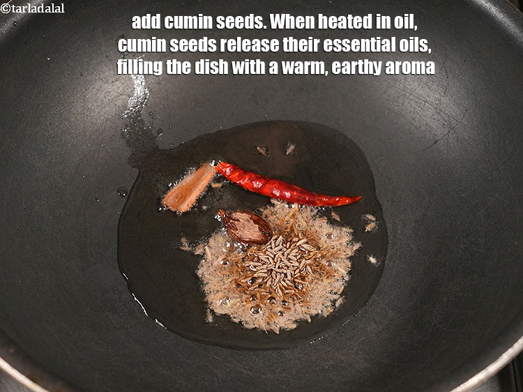 स्टेप 24 – १ टी-स्पून&nbsp;<a href=""https://www.tarladalal.com/glossary-cumin-seeds-jeera-zeera-hindi-381i"">जीरा</a>&nbsp;डालें&nbsp;। जब तेल में गरम किया जाता है, …